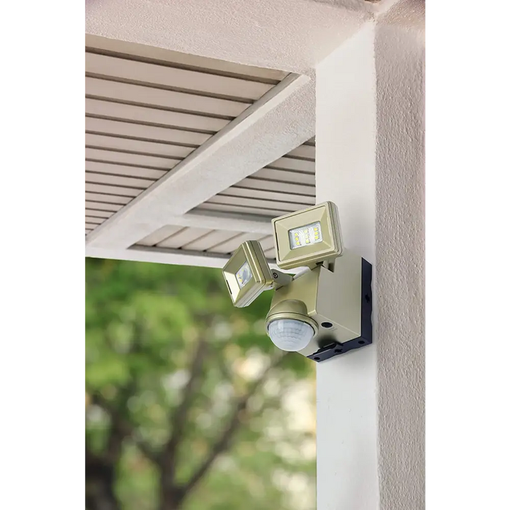 IQ America LED Motion Security Flood Light 700 Lumens 35ft Detection 180° Range Battery Powered Battery Operated Motion