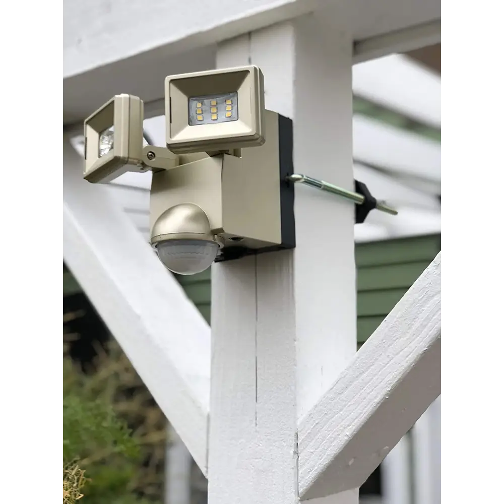 IQ America LED Motion Security Flood Light 700 Lumens 35ft Detection 180° Range Battery Powered Battery Operated Motion