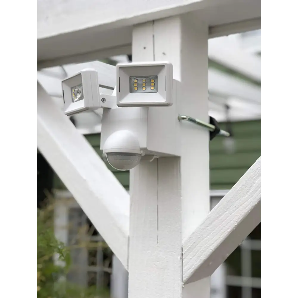 IQ America LED Motion Security Flood Light Battery-Powered Universal Mount 700 Lumen Closet Shed Storage Attic Workshop