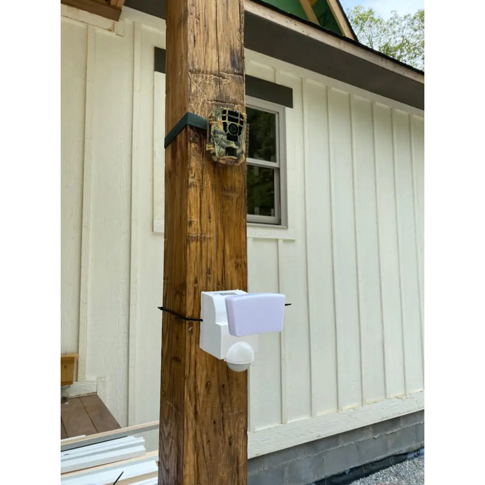 IQ America Motion Security Flood Light Battery-Powered 500 Lumen LED Eave Soffit or Wall Mt Closet Shed Storage Attic