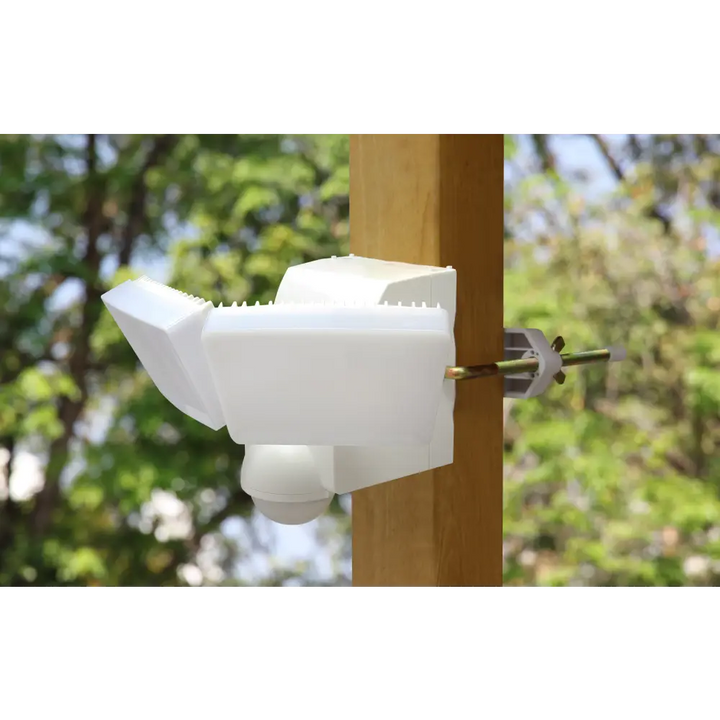 IQ America Motion Security Flood Light Battery-Powered 800 Lumen LED Eave Soffit Universal Mt Closet Shed Storage Attic