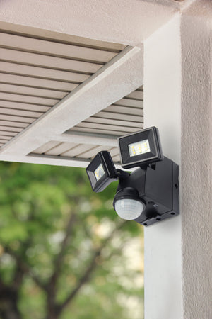 IQ America LB1870QBK Motion Security Flood Light, Battery Operated Motion Sensor, 700 Lumen LED, Indoor Outdoor Universal Eave Soffit or Wall Mount w L Bracket Closet Shed Storage Attic Workshop Garage Safe Grill Light Black