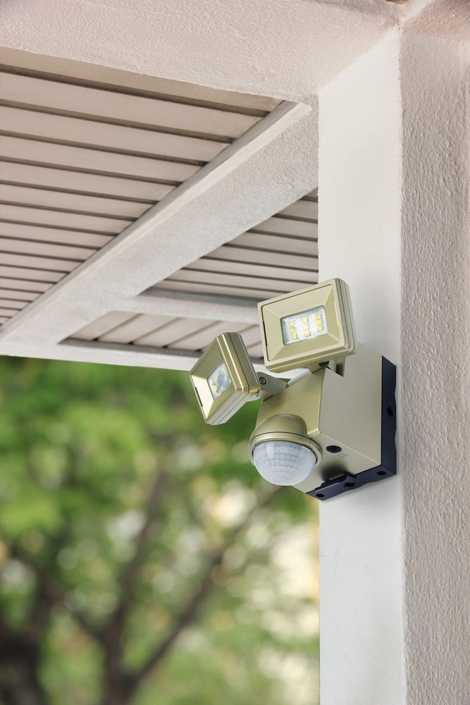 Image of Premium Product: Iq America Lb1870Qch 700 Lumen Battery Operated Led Motion Security Flood Light W L Bracket Mount Ch, highlighting its features and quality.